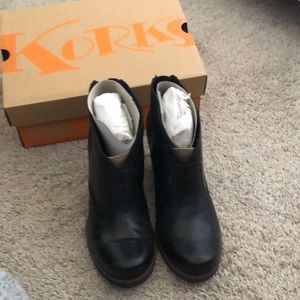Korks Booties! Zip back!